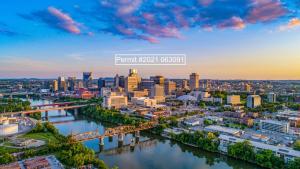 una vista aérea de una ciudad con un río en The Producers Loft, en Nashville