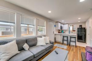 O bucătărie sau chicinetă la Fenced Yard, Walkable Location Cozy Beaufort Home