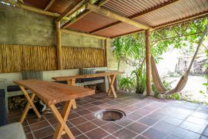 patio con tavolo in legno e panca di Venga Atitlan a San Marcos La Laguna