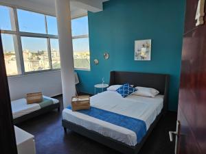 Un pat sau paturi într-o cameră la Blife Eduardya - private rooms at Santantonya 5th floor