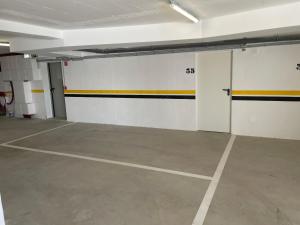 - un garage vide avec un terrain de basket dans l'établissement Casa da Tita Alvor, à Alvor