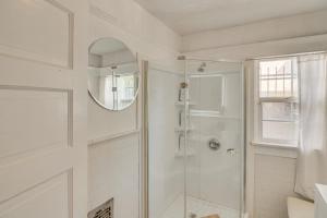 Un baño blanco con ducha y espejo. en Easy Access to 405 Extended Stay in Van Nuys!, en Van Nuys County Court Heliport 16 fotos más