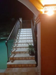 een trap met een potplant erop bij Hotel Funtana Ena in Loceri