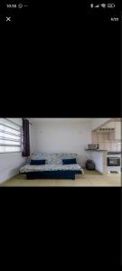 a kitchen with two beds in a room at Praiamongagua in Mongaguá