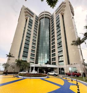 Un gran edificio con una fuente delante. en Tropical Executive Flat Suites 507 view, en Manaus