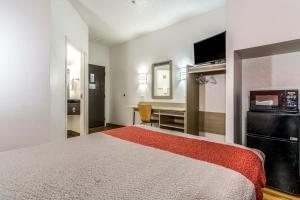 una habitación de hotel con una cama y un escritorio en Motel 6 Fort Mill, SC - Charlotte, en Fort Mill