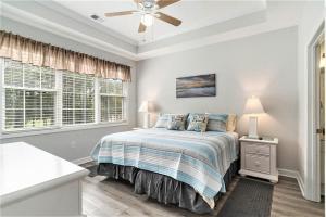 Postel nebo postele na pokoji v ubytování River Crossing #833 + 22 fotografií