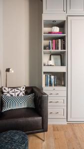 een woonkamer met een bank en een boekenplank bij Bien sweet homes in Nairobi