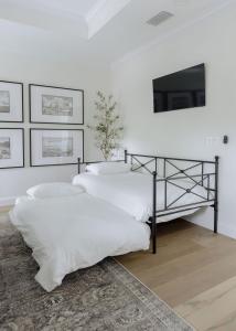 twee bedden in een kamer met een tv aan de muur bij Bien sweet homes in Nairobi