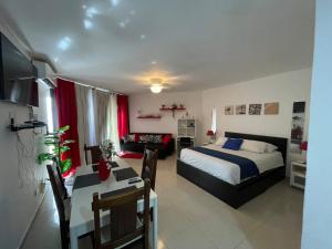 ein Schlafzimmer mit Bett und ein Esszimmer in der Unterkunft OCEANPARADISE to you ALBATRO l Y ll in Juan Dolio + 14 Fotos