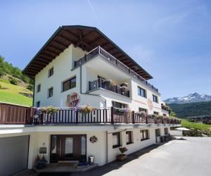 un grande edificio bianco con balconi di Haus Pia a Sölden