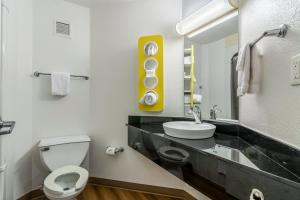 Un baño con un inodoro blanco y un lavabo. en Motel 6 Fort Mill, SC - Charlotte, en Fort Mill