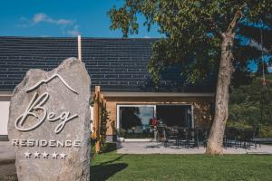 罗加斯卡斯拉提纳Beg Residence的建筑物前的狗餐厅招牌