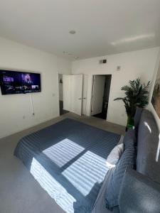 Una sala de estar con un sofá y un televisor de pantalla plana. en 2BR w parking located DTLA!!, en Los Ángeles