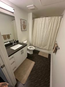 un baño con lavabo e inodoro en 2BR w parking located DTLA!!, en Los Ángeles