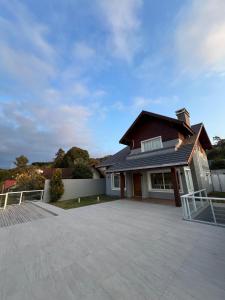 Una casa con un gran camino de entrada al frente. en Casa do Vale em Gramado, en Gramado 26 fotos más