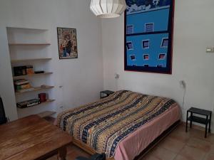 Un dormitorio con una cama y una mesa de madera. en Dario's Trumpet, en Milán