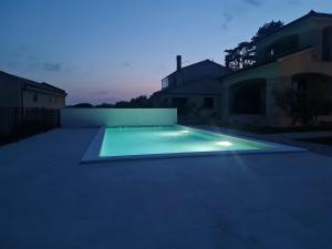 a swimming pool in the middle of a yard at Dali in Sveti Martin - Istrien in Nedeščina +10 photos