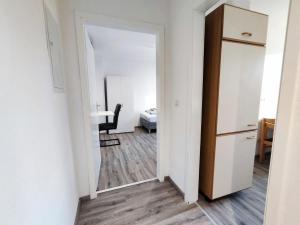 a hallway with a room with a desk and a chair at Miracle 3 Betts Apart mit Parkplatz in Altomünster