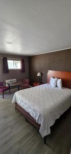 Un dormitorio con una cama grande en una habitación. en Country Inn Marion, en Marion