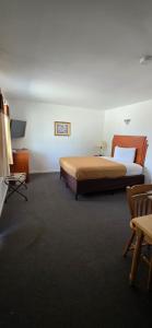 a bedroom with a bed and a table and a chair at Country Inn Marion in Marion +11 photos