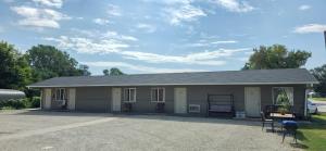 a house with a garage with a basketball hoop at Country Inn Marion in Marion