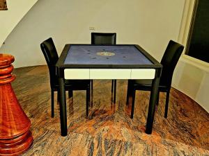 ein schwarz-weißer Tisch mit vier Stühlen in der Unterkunft 甜蜜的家包棟民宿 in Yilan