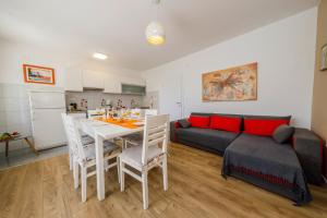 eine Küche und ein Wohnzimmer mit einem Tisch und einer Couch in der Unterkunft Ani in Trogir * Mittel-Dalmatien in Trogir + 44 Fotos