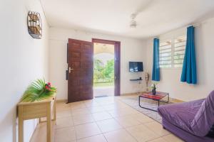 プティ・ブールにあるGrazuëlla - Garden & Terraceのリビングルーム(ドア、テーブル付)