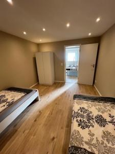 une chambre avec deux lits et un parquet dans l'établissement Miami Monteur Apartment, à Rodenbach