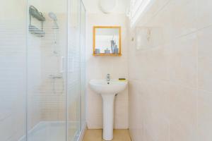 プティ・ブールにあるGrazuëlla - Garden & Terraceの洗面台とシャワー付きの白いバスルーム +6枚の写真