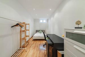 a room with a desk and a bedroom with a bed at Spacious Belvedere Apartment in Vienna