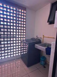 une salle de bain avec un lavabo et une fenêtre dans une pièce dans l'établissement Depa nuevo cerca del Akron, ITESO, Periferico Sur, à Guadalajara