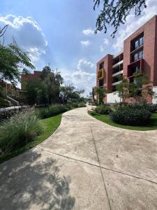 une passerelle devant un bâtiment en briques dans l'établissement Depa nuevo cerca del Akron, ITESO, Periferico Sur, à Guadalajara