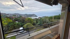una vista dell'oceano da un balcone di My Way Parking Included a San Sebastián
