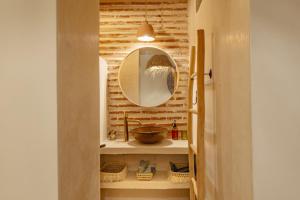 une salle de bain avec un lavabo et un miroir dans l'établissement Riad Amaya, à Marrakech
