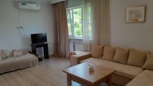 una sala de estar con un sofá y una mesa en holiday house, en Ereván