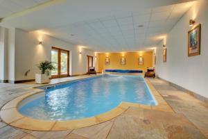 Bazén v ubytování Keepers Cottage nebo v jeho okolí