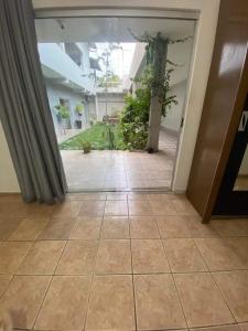 a room with a door and a tile floor at Casa para temporada in Guarapari