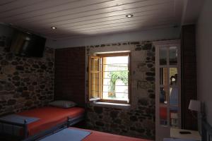 Postel nebo postele na pokoji v ubytování Mystras Inn