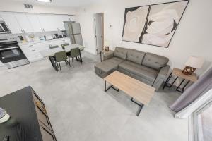 Η κουζίνα ή μικρή κουζίνα στο Progresso Apartments & Homes by Lowkl