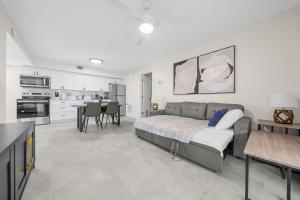 Η κουζίνα ή μικρή κουζίνα στο Progresso Apartments & Homes by Lowkl +251 φωτογραφίες