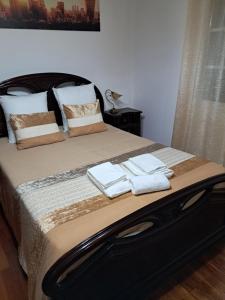 a large bed with two folded towels on it at Casa Sequeira in Fajã da Ovelha