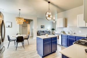una cucina e un soggiorno con mobili blu e tavolo di Golf, Swim, Relax Oklahoma Ranchland Retreat a Edmond