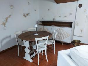 a kitchen with a table and chairs in a room at La Barchessa un tuffo nel verde in Riva del Garda