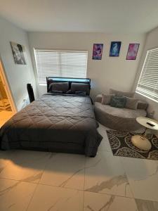 a bedroom with a bed and a couch at Family Willy Michel in Opa-locka