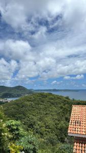 einen Blick auf das Meer von einem Dach eines Hauses in der Unterkunft EDEN-RÉSIDENCE Le CURAÇAO Vue Mer et Piscine in Sainte-Luce