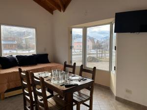 a dining room with a table and a couch at Hospedaje Melincue Chalten in El Chalten