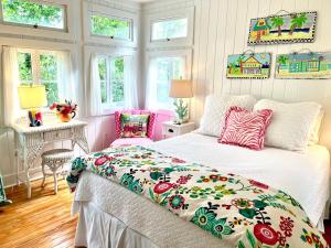 Voodi või voodid majutusasutuse Palm Cottage by Tybee Cottages toas