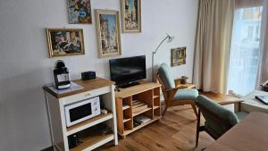 TV a/nebo společenská místnost v ubytování Schöne Ferienwohnung Nr.26 im Haus Opal